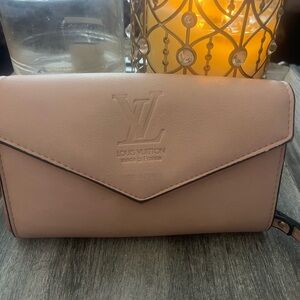 Louis Vuitton Pink style wristlet